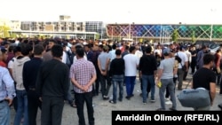 Сотни застрявших пассажиров собрались возле международного аэропорта Душанбе