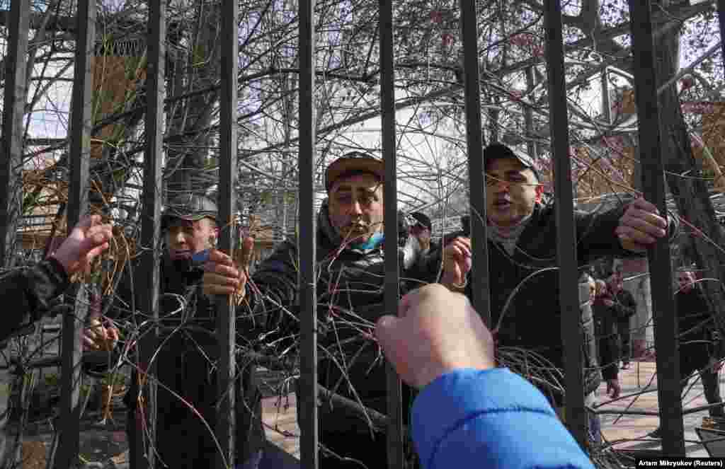 Protesters against Pashinian. The opposition called for a rally to be held in a square around 1 kilometer from Republic Square.&nbsp;