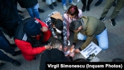 În Timișoara, participanții la proteste au dat foc măștilor de protecție.
