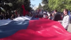 В Ялте прошла первомайская демонстрация с триколором и «георгиевскими ленточками» (видео)