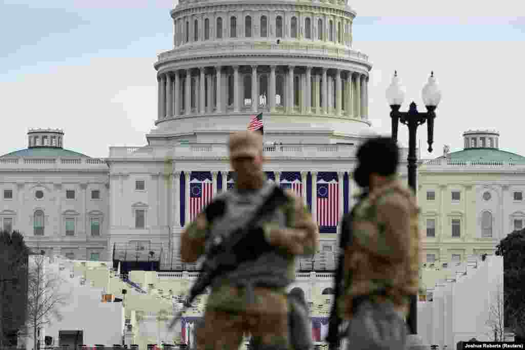 Pjesëtarë të Gardës Kombëtare qëndrojnë pranë ndërtesës së Kongresit më 17 janar, para inaugurimit të Joe Bidenit si president i SHBA-së. Më 6 janar, mbështetës të presidentit në largim, Donald Trump sulmuan ndërtesën e Kongresit, ku mbetën të vdekur pesë persona.&nbsp; &nbsp;