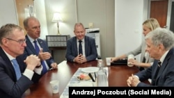 Анджэй Пачобут, былы палітвязень зь Беларусі, і Джон Коўл, пасланьнік прэзыдэнта ЗША, на сустрэчы ў Вашынтоне. 23 верасьня 2026