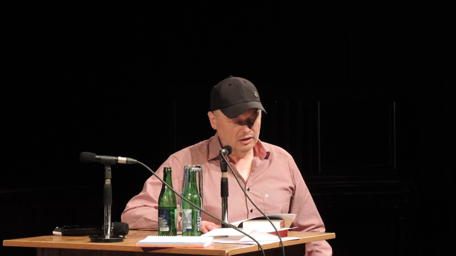 Cătălin Dorian Florescu citind din romanele sale la Festivalul Lecturilor de autor de la Brno.