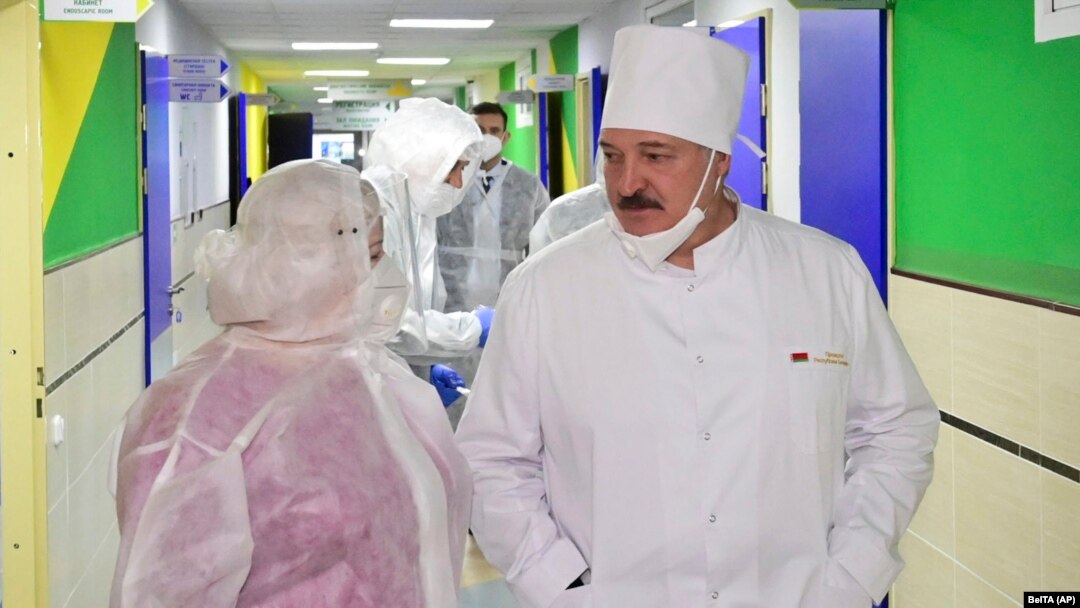 Аляксандар Лукашэнка падчас наведваньня шпіталю ў Стоўпцах. 8 сьнежня.