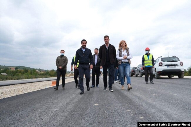 Ministri serb i Ndërtimtarisë ,Tomislav Momiroviq (i pari nga e majta) duke shikuar nga anash punimet në autostradën Prelinë - Pakovarcë. 22 shtator 2021.