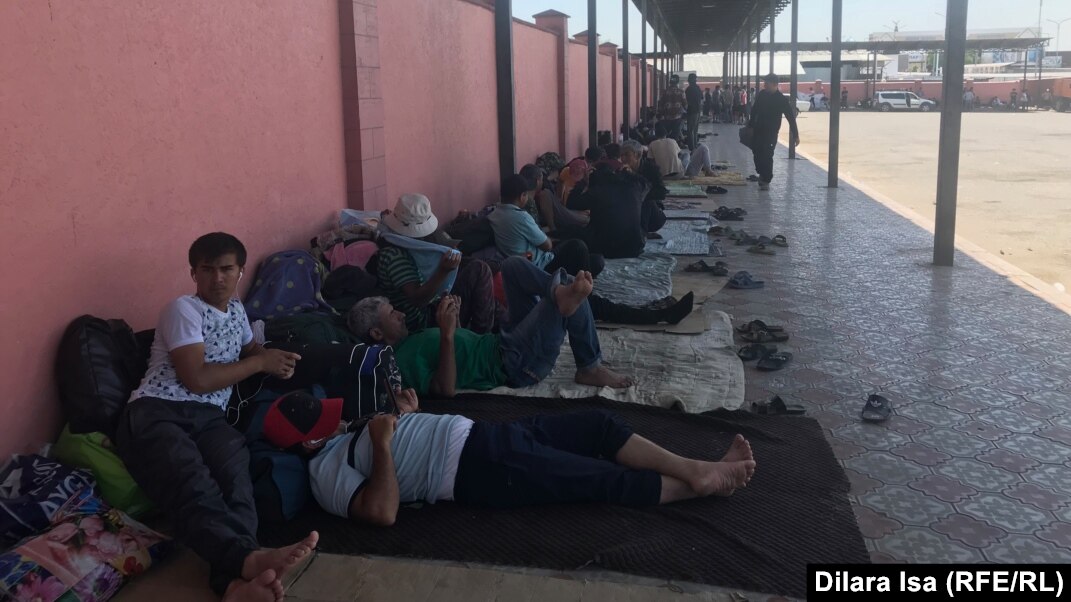 Әйел мен еркек жыныстық қатынасқа түседі