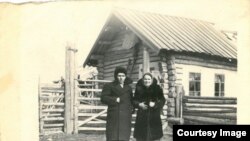 Vasile și Maria Ghieș, lângă casa pe care și-au ridicat-o în Siberia. 1956. Regiunea Tomsk, raionul Pudino, satul Leașkino