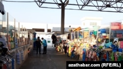 Diňle: Bazarlarda 'baýramçylyk arzançylygy' döredilýär, söwda haýal