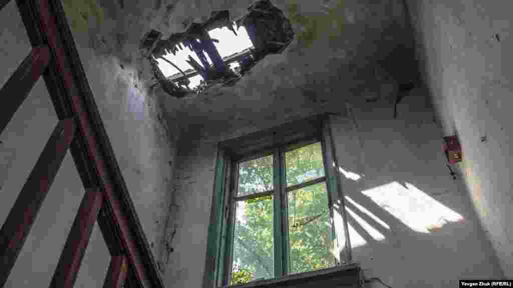 Світло до під&#39;їзду потрапляє не тільки через вікно, але і через вигорілий дах