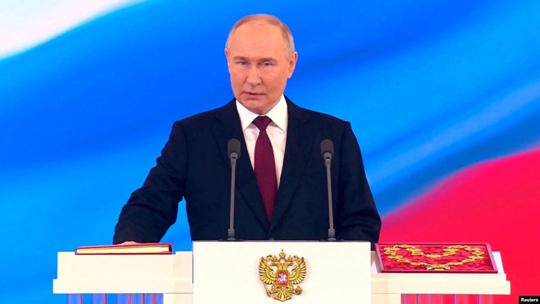 Președintele rus Vladimir Putin depune jurământul în timpul unei ceremoniei de învestire. 7 mai 2024. Captură video, Reuters. 