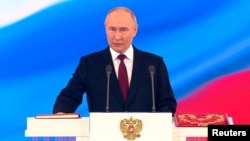 Președintele rus Vladimir Putin depune jurământul în timpul unei ceremoniei de învestire. 7 mai 2024. Captură video, Reuters. 