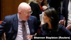 Ambasadorul Rusiei la ONU, Vasili Nebenzia și omologul său american, Nikki Haley, în Consiliul de Securitate la 17 aprilie