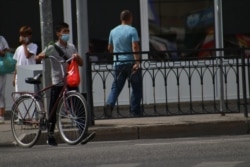 Коронавирус пандемиясы кезінде көшеде жүрген тұрғын. Нұр-Сұлтан, 4 тамыз 2020 жыл.
