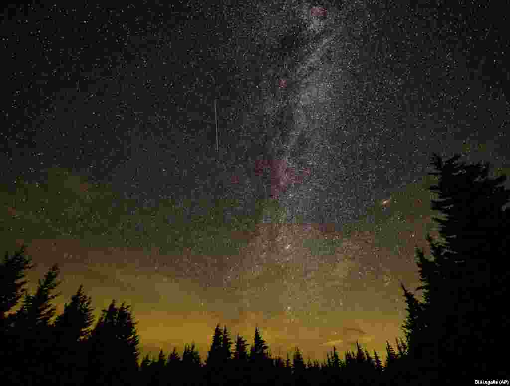 În această expunere de 30 de secunde a camerei foto se poate observa un meteor care străbate cerul în dreptul localității Spruce Knob, Virginia de Vest, 11 august 2021.