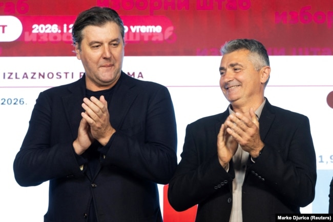 Ish-basketbollisti dhe kandidati i Listës Studentore, Dejan Bodiroga (majtas), dhe Illija Sërdanoviq, i pari i kësaj liste zgjedhore, në një konferencë në Beograd pas mbylljes së vendvotimeve në Serbi, më 25 tetor 2026.