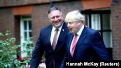 Sekretari amerikan i Shtetit, Mike Pompeo dhe kryeministri britanik, Boris Johnson. 
