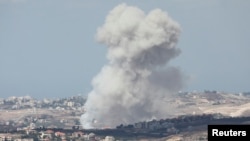 Fumul se ridică deasupra unui sat din sudul Libanului luni, 23 septembrie, după un bombardament israelian. 