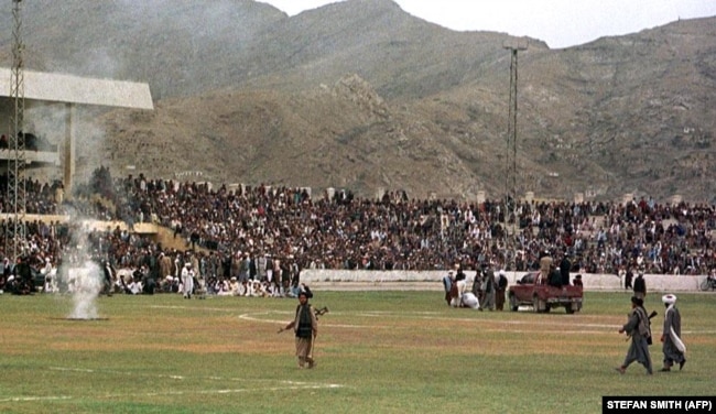 Talibanski borci i hiljade stanovnika Kabula gledaju kako hirurzi odsecaju ruku lopovu i pale hašiš na nacionalnom stadionu 1998.