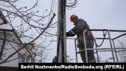 Ремонтна бригада ДТЕК відновлює електропостачання після обстрілів армії РФ, Київ, 27 січня 2026 року