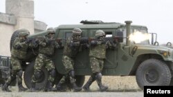 Militari români la un exercițiu NATO