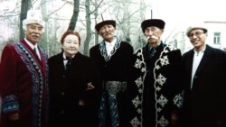 Манас таануучу Раиса Кыдырбаева манасчылар Уркаш Мамбеталиев (солдон биринчи) Шаабай Азизов (солдон үчүнчү), Кааба Атабеков (солдон төртүнчү) жана Талантаалы Бакчиев (четте). 1998-жыл, март айы. (Манасчы Талантаалы Бакчиевдин баракчасынан алынган сүрөт) 