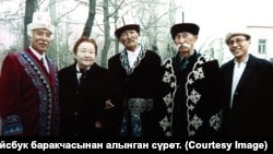 Манас таануучу Раиса Кыдырбаева манасчылар Уркаш Мамбеталиев (солдон биринчи) Шаабай Азизов (солдон үчүнчү), Кааба Атабеков (солдон төртүнчү) жана Талантаалы Бакчиев (четте). 1998-жыл, март айы. (Манасчы Талантаалы Бакчиевдин баракчасынан алынган сүрөт) 