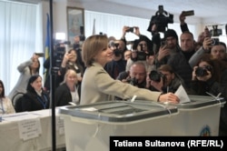 Actuala preşdintă Maia Sandu, la urna de vot.