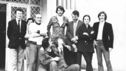 Scriitori români în 1979 la Cenaclul de luni, undeva în Moldova.
Pe rândul de sus de la stânga la dreapta: Eugen Simion, Ovid S. Crohmălniceanu, Florin Iaru, Nicolae Manolescu, Magda Cârneci și Mircea Cărtărescu.