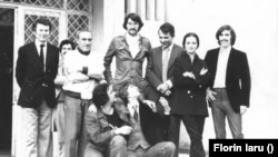 Scriitori români în 1979 la Cenaclul de luni, undeva în Moldova.
Pe rândul de sus de la stânga la dreapta: Eugen Simion, Ovid S. Crohmălniceanu, Florin Iaru, Nicolae Manolescu, Magda Cârneci și Mircea Cărtărescu.