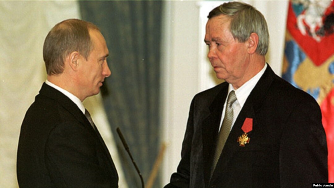 Putin Rasputini "Vətən qarşısında xidmətlərinə görə" ordeni ilə təltif edir, 2002