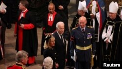 Președintele SUA, Joe Biden, a ajuns la Westminster Abbey, la serviciul religios de înmormântare a Reginei Elisabeta a II-a a Marii Britanii. La funeraliile de stat participă, alături de Familia Regală, sute de lideri politici internaționali și britanici.