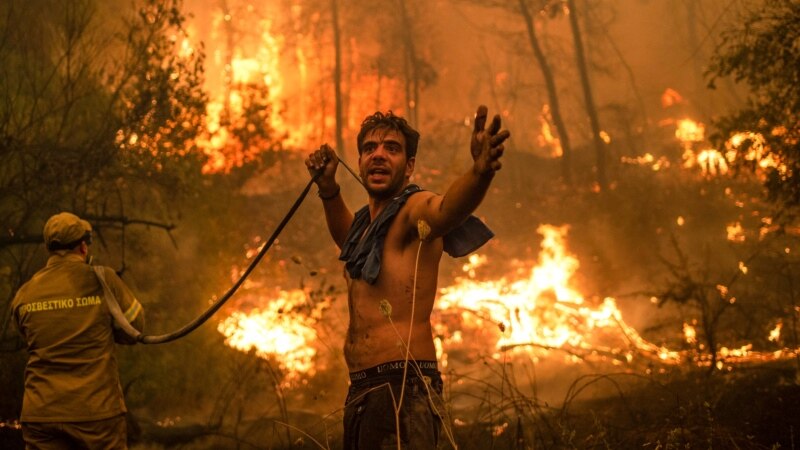 Грците гневни поради пожарите, Мицотакис се извини