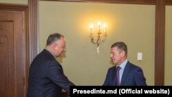 Președintele moldovean Igor Dodon și emisarul rus Dmitri Kozak, fotografie de arhivă