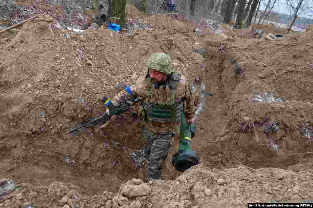 Військовий 72-ї окремої механізованої бригади імені Чорних Запорожців з протитанковим комплексом Javelin на позиції в райоі Броварів, 13 березня 2022 року 