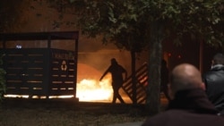 Tensione dhe përplasje para Kuvendit, policia përdor gaz lotsjellës