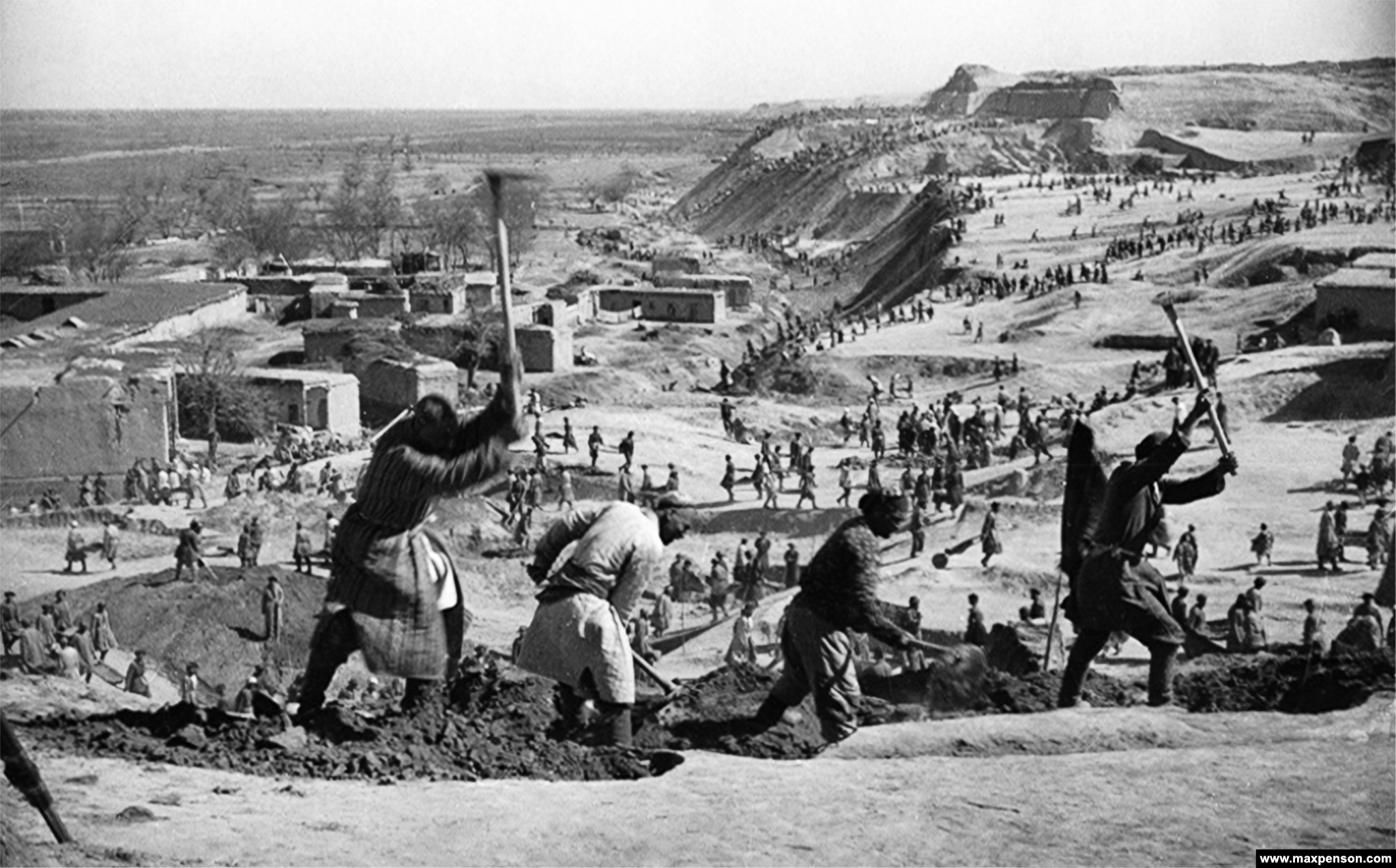 Trabalhadores criando o Grande Canal de Fergana em 1939. A hidrovia redirecionou um rio para os campos de algodão do sul do Uzbequistão.