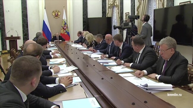 Владимир Путин на совещании с правительством 1