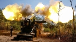 Ukrajinski vojnik ispaljuje haubicu prema ruskim položajima blizu linije fronta u ukrajinskoj regiji Zaporožje u augustu.