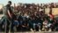 Polițiști spanioli și migranți africani la Ceuta pe 3 august 2026. Între timp, mulți dintre străinii pozați aici au fost convinși să plece.