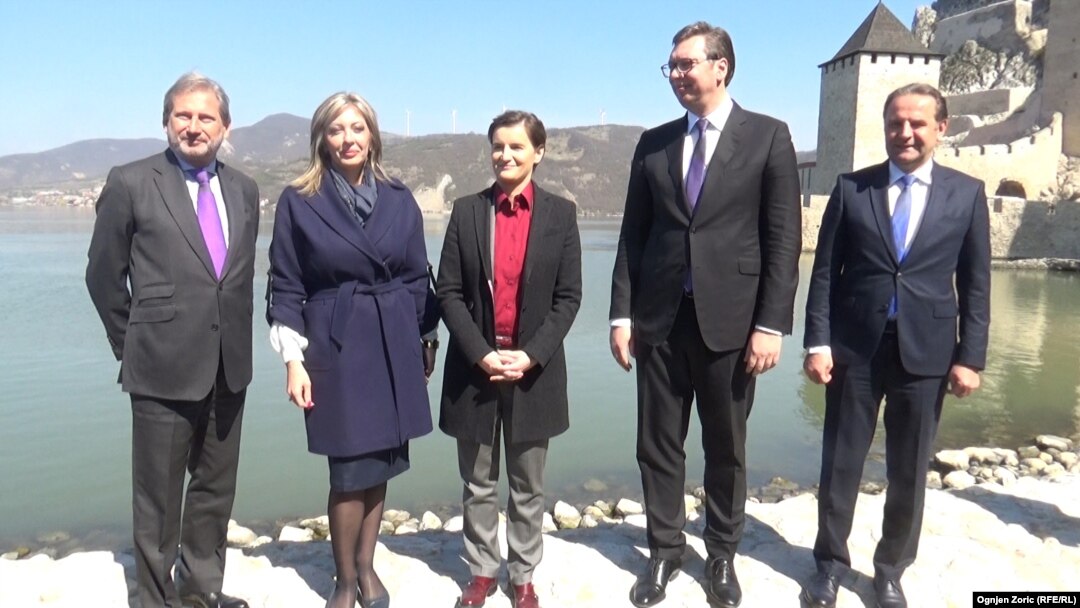 Johanes Han sa ministarkom za evropske integracije Srbije Jadrankom Joksimović, premijerkom i predsednikom Srbije Anom Branbić i Aleksandrom Vučićem i ministrom trgovine Rasimom Ljajićem u Golupcu, 29. marta