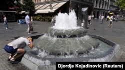Čovek pokušava da se osveži u fontani tokom toplotnog talasa u Beogradu, Srbija, 29. jun.
