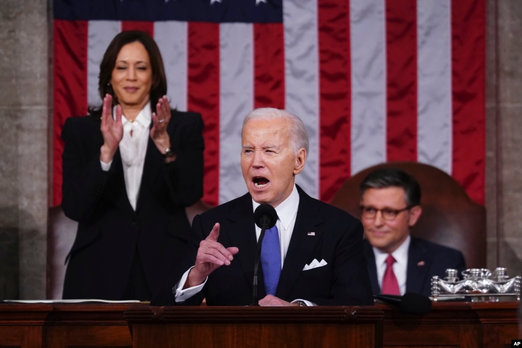 Kamala Harris duartroket Presidentin Joe Biden gjatë fjalimit të tij për Gjendjen e Bashkimit në Kongres më 7 mars 2024.  