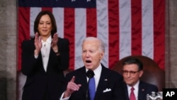 Președintele american, Joe Biden, rostind discursul anual privind starea Uniunii, în Congresul de la Washington, pe 7 martie 2024. În spatele său - vicepreședinta democrată, Kamala Harris, și liderul republican al Camerei Reprezentanților, Mike Johnson.