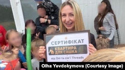 Волонтерка подарувала сертифікат на квартиру Сашку та його бабусі у день народження хлопчика