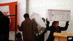 Izbjeglice u Siriji preuzimaju grijalice koje im je osigurao NRC (fotoarhiva)