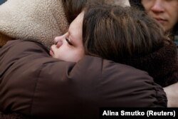 Люди із будинку, який зазнав російського удару Києві. 22 жовтня 2025 року