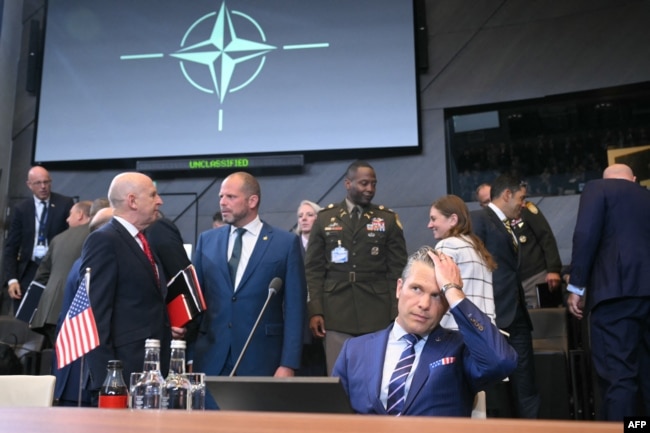 Міністр оборони США Піт Геґсет перед зустріччю міністрів оборони НАТО в штаб-квартирі НАТО в Брюсселі, Бельгія,15 жовтня 2025 року