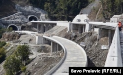Izgradnja prve dionice autoputa koji povezuje crnogorski grad Bar sa susjednom Srbijom, u blizini sela Bioče, sjeverno od glavnog grada Podgorice.