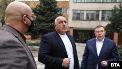 Премиерът Бойко Борисов, здравният министър Костадин Ангелов (вдясно) и екоминистърът Емил Димитров в неделя посетиха Пазарджик