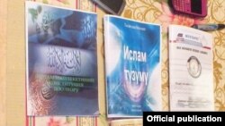 Изъятая у задержанного литература экстремистского толка.